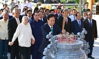  Thủ tướng dâng hương tưởng niệm Tổng Bí thư Nguyễn Văn Linh