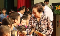 Trao học bổng Chương trình “Cùng em đến trường” cho trẻ em có hoàn cảnh khó khăn tỉnh Tuyên Quang