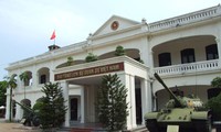 Chủ tịch Ủy ban TW MTTQVN Nguyễn Thiện Nhân thăm, chúc mừng Bảo tàng lịch sử quân sự Việt Nam