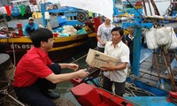 Trao tặng thiết bị thông tin liên lạc cho ngư dân các tỉnh ven biển 