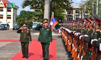 Bộ trưởng Quốc phòng Việt Nam thăm CHDCND Lào