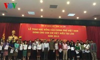 Trao học bổng của Chính phủ Việt Nam cho con em Việt kiều ở Lào