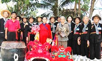Пожилые исполнительницы танца льва в общине Лыонгхоа