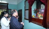 Спикер парламента СРВ возжёг благовония в память о президенте Хо Ши Мине