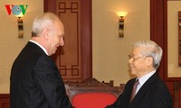 Генсек ЦК КПВ Нгуен Фу Чонг принял посла РФ во Вьетнаме