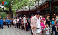 В праздничные дни достопримечательности Ханоя привлекают туристов 