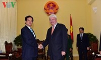 Премьер Вьетнама принял заместителя генсека ООН и министра юстиции Алжира
