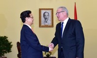 Нгуен Тан Зунг принял комиссара ЕС по международному сотрудничеству и развитию