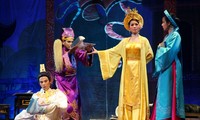 Выступление исполнителей театра оперы Кайлыонг из севера Вьетнама на юге страны