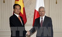 Премьер Вьетнама встретился с главами обеих палат парламента Франции
