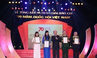 В Ханое вручена премия за лучшие журналистские произведения «70 лет Национальному собранию СРВ»