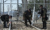 Лидеры Германии и Греции резко осудили закрытие балканского маршрута