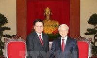 Генсек ЦК КПВ Нгуен Фу Чонг принял премьера Лаоса Тхонглуна Сисулита