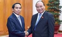Нгуен Суан Фук принял вице-премьера, главу правительственной инспекции Лаоса