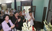 Нгуен Тхи Ким Нган зажгла благовония в память о президенте Хо Ши Мине