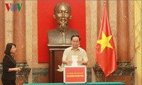 Лидеры Вьетнама сделали пожертвования в помощь пострадавшим от наводнения в центральной части страны