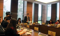 Депутаты вьетнамского парламента обсудили в группах законопроекты