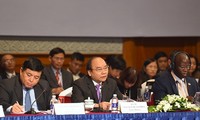 Премьер-министр Нгуен Суан Фук принял участие во Вьетнамском бизнес-форуме