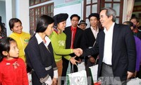 Руководители Вьетнама посетили районы страны по случаю нового года 