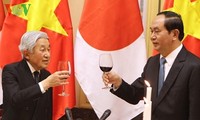 Император и императрица Японии устроили чаепитие по случаю их недавнего визита во Вьетнам