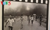  Ник Ут вручил Музею вьетнамских женщин фотографию «Напалм во Вьетнаме»