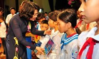 Данг Тхи Нгок Тхинь передала подарки школьникам из малоимущих семьей в Хынгйене