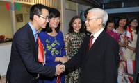 Генсек ЦК КПВ Нгуен Фу Чонг посетил посольство Вьетнама в Индонезии