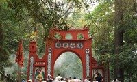 Более 10 тыс человек посетили храмы королей Хунгов в первый день нового года 