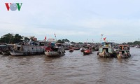 В праздничные дни туристические места во Вьетнаме привлекли многочисленных посетителей