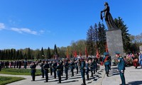 Жители России празднуют День Победы в Великой Отечественной войне