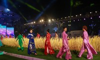 Вьетнамские дизайнеры прилагают усилия для рекламирования национального костюма аозай