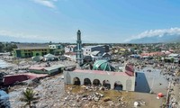 Цунами разрушило индонезийский прибрежный город 