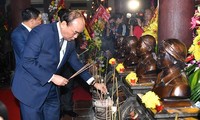 Премьер-министр Нгуен Суан Фук принял участие в церемонии празднования 50-й годовщины победы на земле Чуонгбон