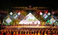Открылся 1-й фестиваль народного промысла по изготовлению разноцветных домотканных изделий Вьетнама