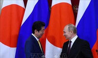 Абэ заявил о намерении обсудить с Путиным мирный договор