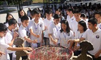 Молодые вьетнамские эмигранты посетили военное кладбище Чыонгшон