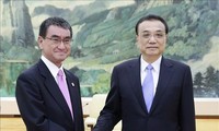 Ли Кэцян призвал к расширению сотрудничества с РК и Японией