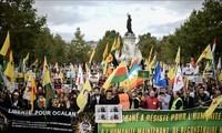 В Европе тысячи людей протестуют против наступления Турции в Сирии