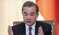 Ван И: Китай не обратится к третьей стороне за помощью на торговых переговорах с США
