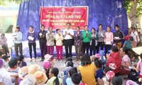 Общество красного креста Вьетнама вручит 1,5 млн. новогодних подарков малоимущим людям