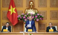 Премьер Вьетнама провел заседание подкомиссии по социально-экономическим вопросам