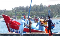 4 вьетнамских рыбака на борту затопленного судна благополучно добрались до берега