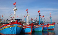 Президент Нгуен Суан Фук передал 5 тысяч флагов в дар Программе «1 миллион национальных флагов в поддержку отечественных рыбаков на море»