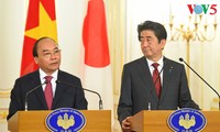 PM Vietnam, Nguyen Xuan Phuc dan PM Jepang, Shinzo Abe bersama-sama memimpin jumpa pers
