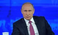Presiden Rusia, Vladimir Putin menjawab kira-kira 70 pertanyaan selama kira-kira 4 jam melakukan temu pergaulan online dengan rakyat