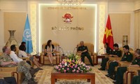 Letnan Jenderal, Nguyen Chi Vinh menerima rombongan pemberian penilaian dan konsultasi PBB