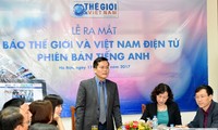 Upacara unjuk muka koran elektronik “Dunia dan Vietnam” versi bahasa Inggris diadakan di kota Hanoi