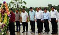 Deputi PM Truong Hoa Binh membakar hio di Tugu Monumen Ibu Vietnam heroik di Provinsi Quang Nam