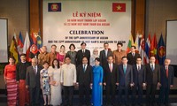 PM Vietnam Nguyen Xuan Phuc dan Istri memimpin upacara peringatan ultah ke-50 Hari berdirinya ASEAN
