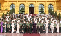 Wapres Vietnam Dang Thi Ngoc Thinh memerima delegasi anggota Serikat Buruh Tentara Rakyat dan Prajurit  Keamanan  Rakyat Vietnam yang tipikal